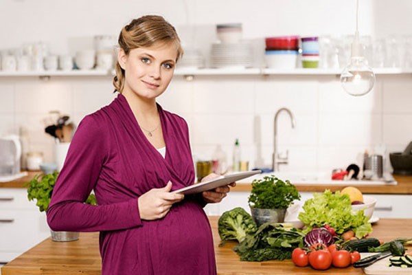 Bà bầu có nên ăn rau cải, rau má, rau khoai lang không?