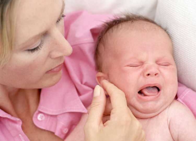Trẻ sơ sinh bị sốt khi tiêm phòng phải làm sao?